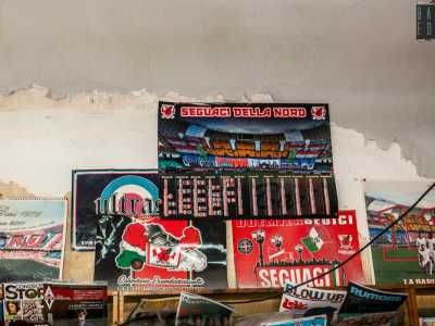 Una volta entrati sembra di catapultarsi in un�atmosfera da stadio: striscioni e gadget della squadra biancorossa campeggiano ovunque